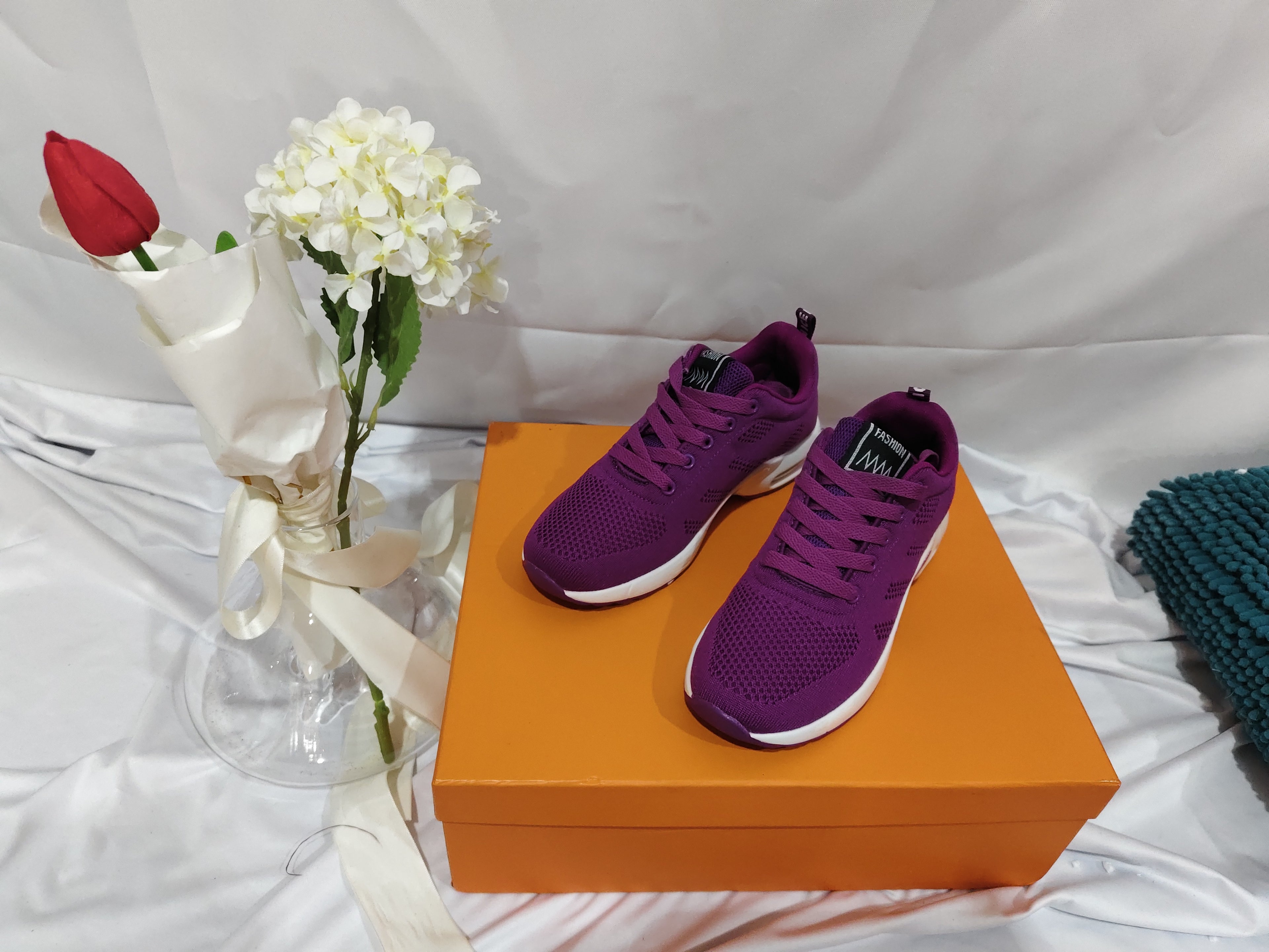 Comfortable woven mesh athletic shoe for your long day