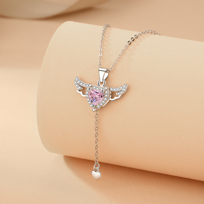 A moving pendant in the shape of a heart and wings, perfect for your innocence.