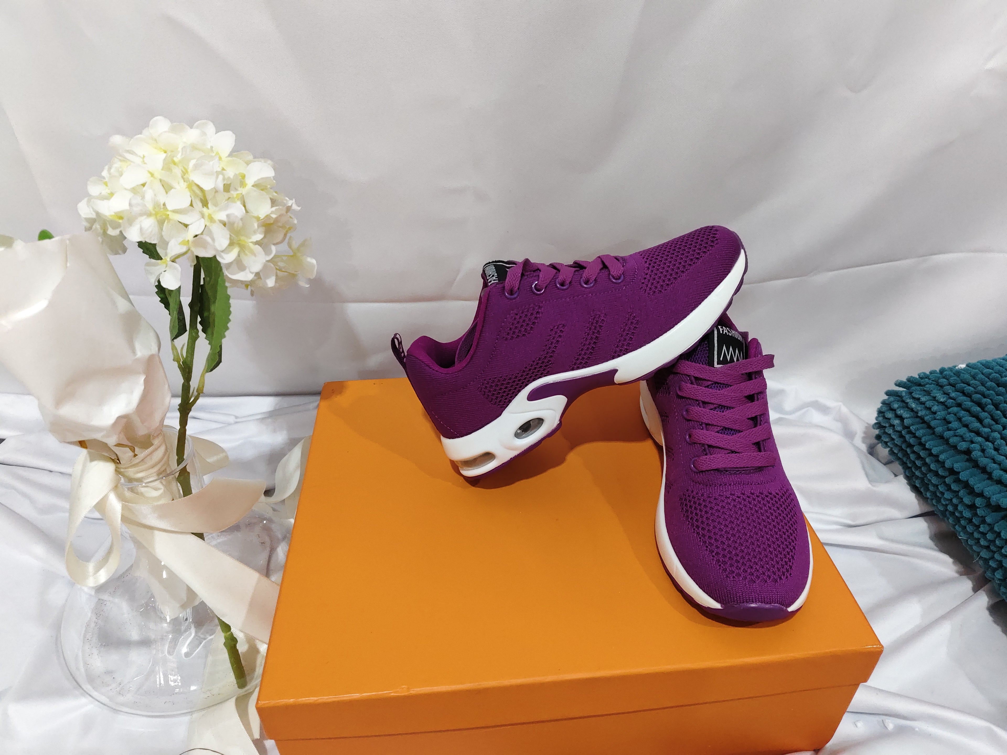 Comfortable woven mesh athletic shoe for your long day