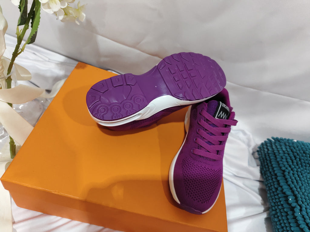 Comfortable woven mesh athletic shoe for your long day